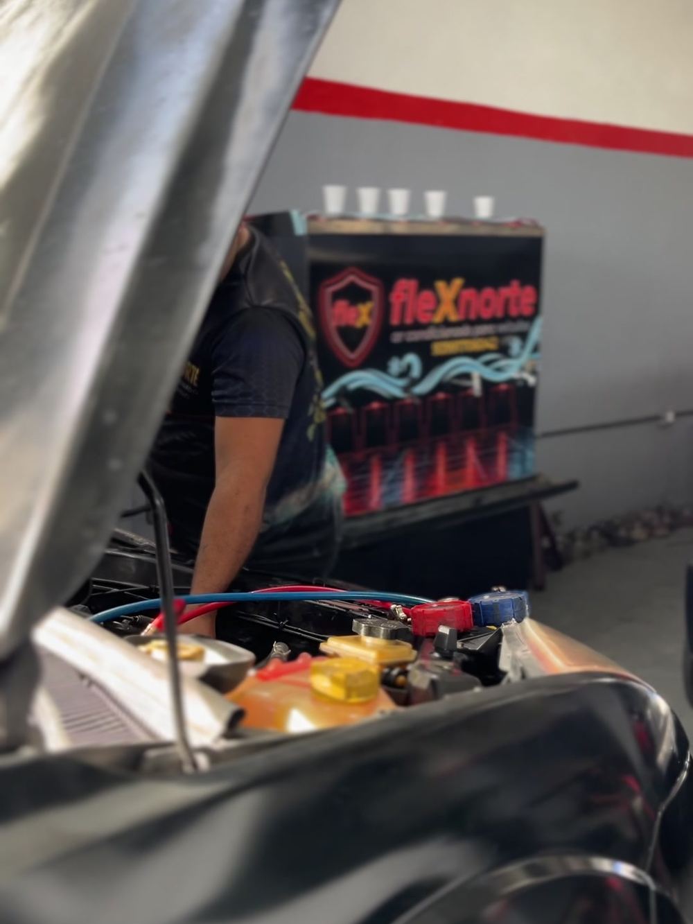 Atendimento em andamento no box da oficina Flex Norte