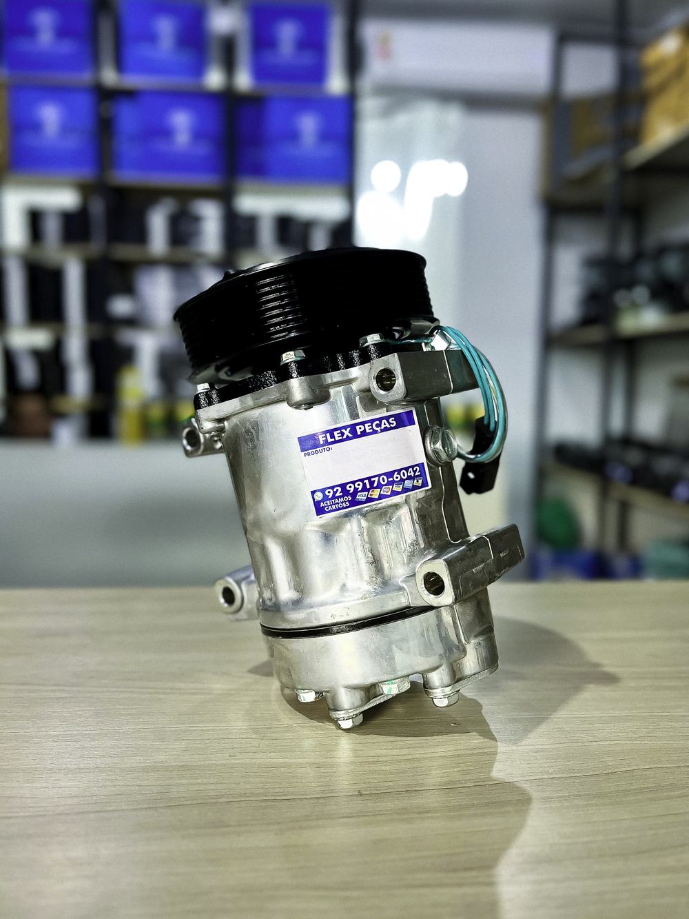 Compressor de ar-condicionado automotivo sobre a bancada